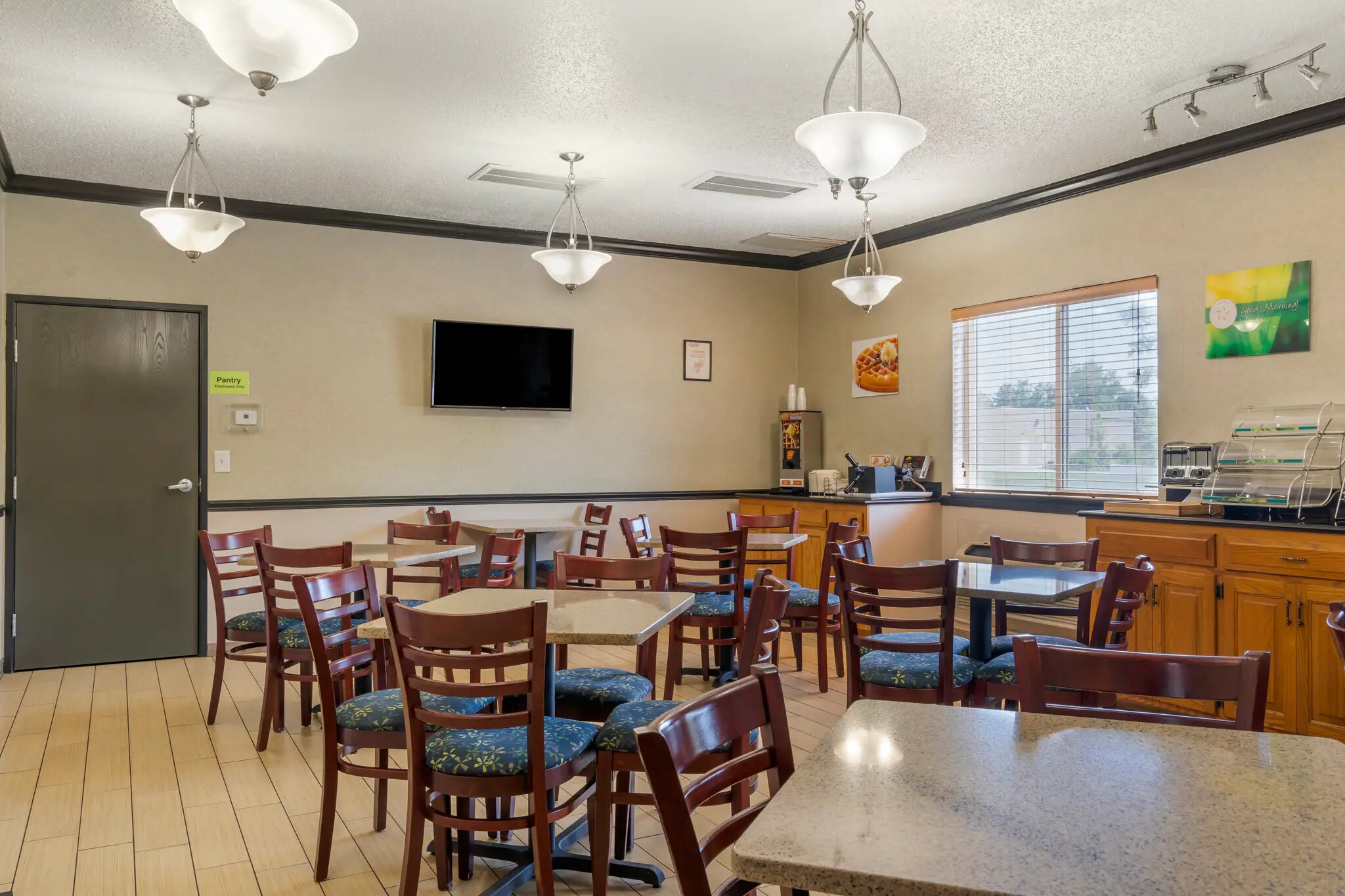 Breakfast area 33 of 38