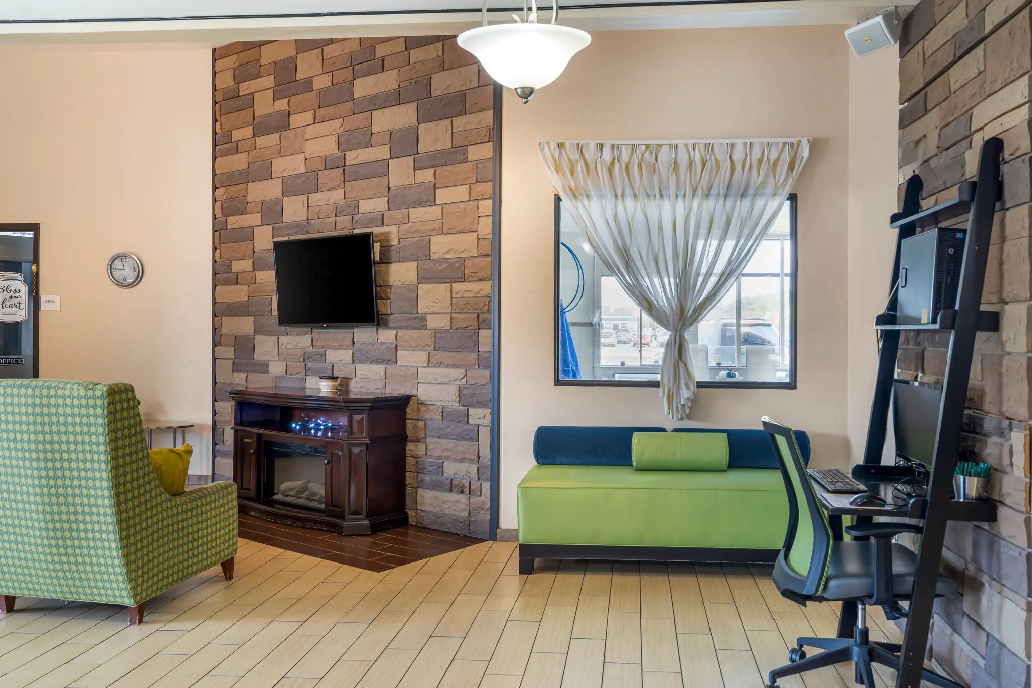 Front desk and lobby 11 of 38