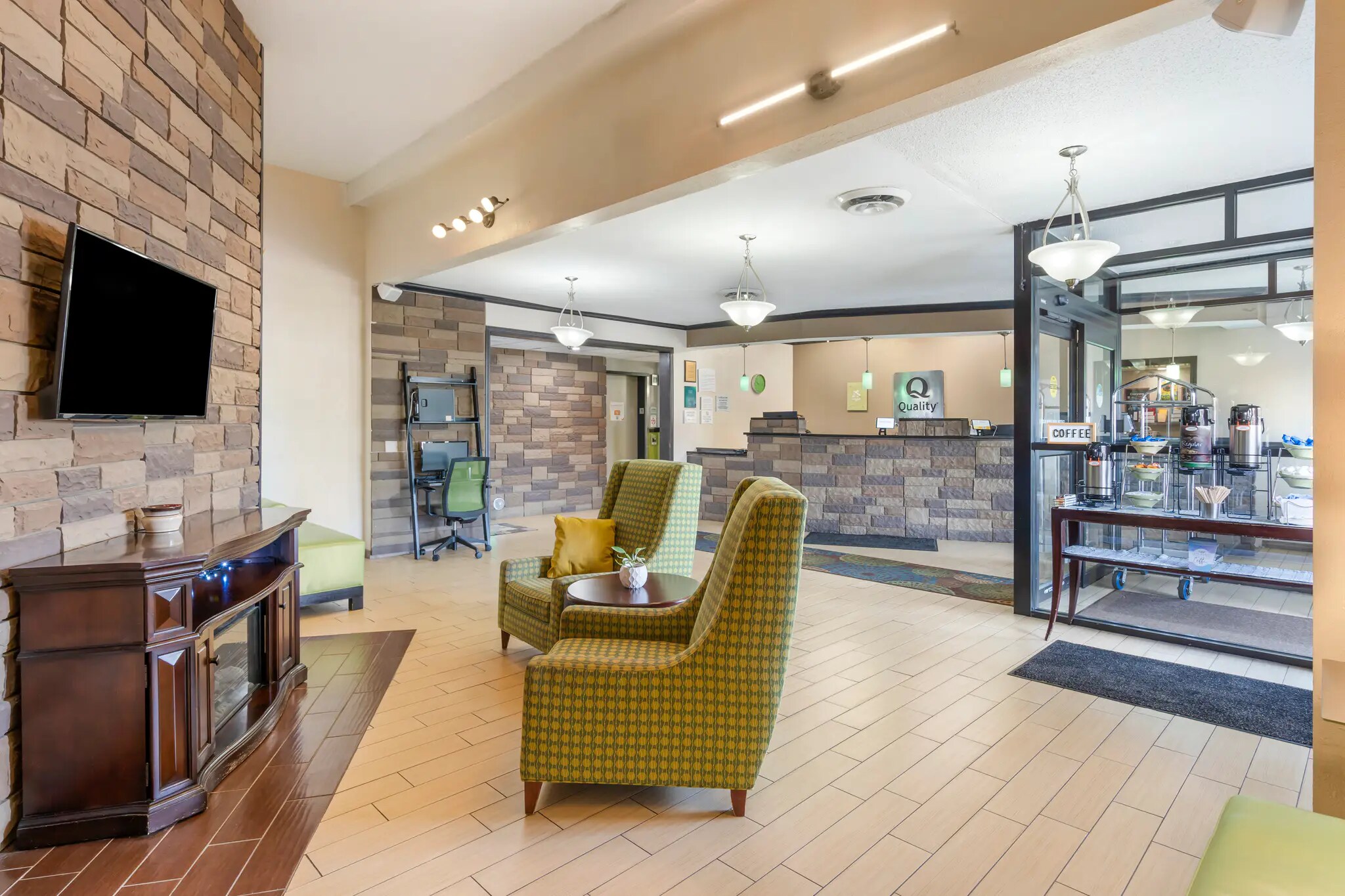 Front desk and lobby 12 of 38