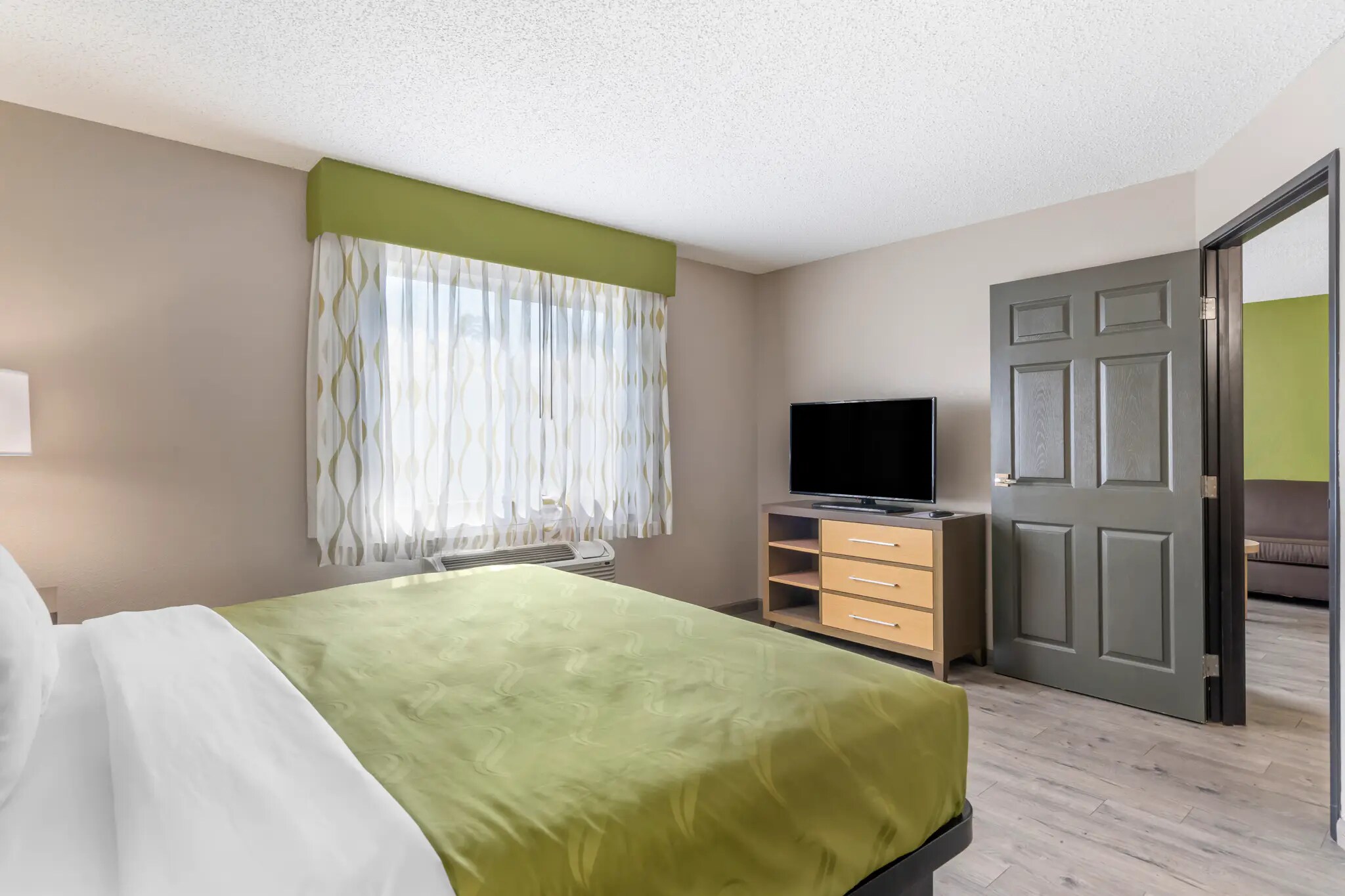 King room with seating area 23 of 38